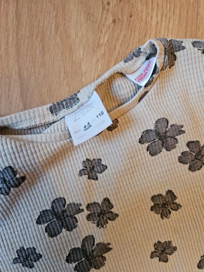 Tee shirt manches longues côtelés Zara 4/5 ans - photo numéro 4