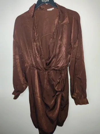 Robe en satin mim Taille 38 très bon état