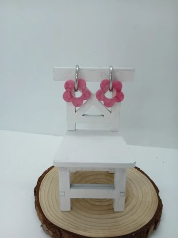 Boucles d'oreilles anneaux petites fleurs rose résine
