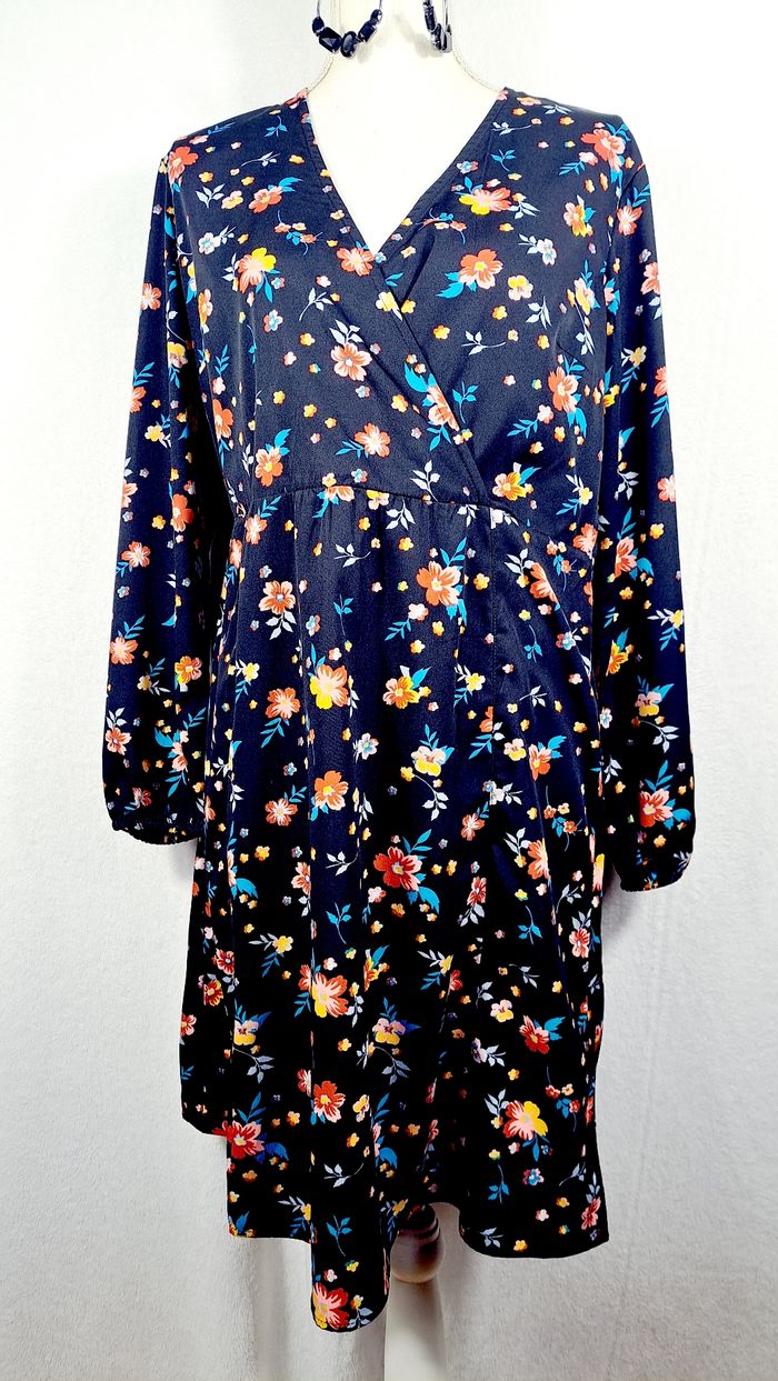 Robe bleu bonheur taille 42 noir fleurie