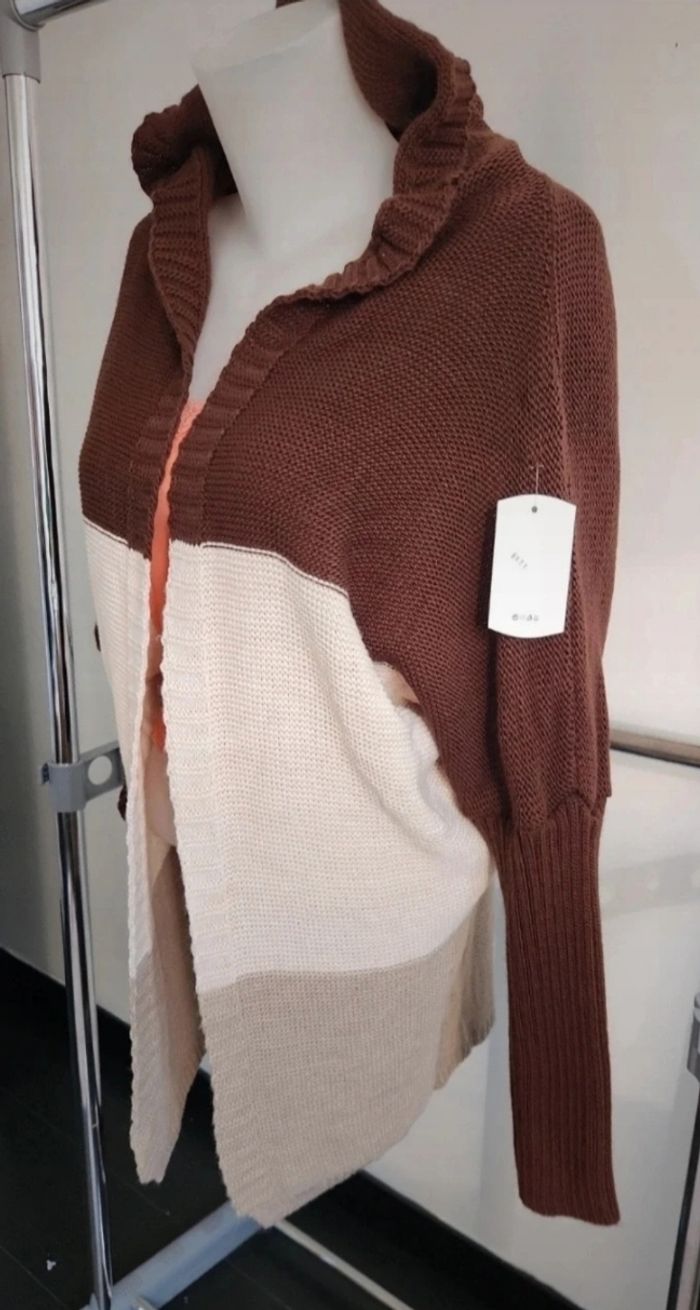 Gilet 3 couleurs mi long avec capuche neuf sans étiquette Taille unique - photo numéro 2