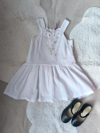👗 Robe blanche à fleurs en relief & broderies dorées – Taille 4 ans – Très bon état