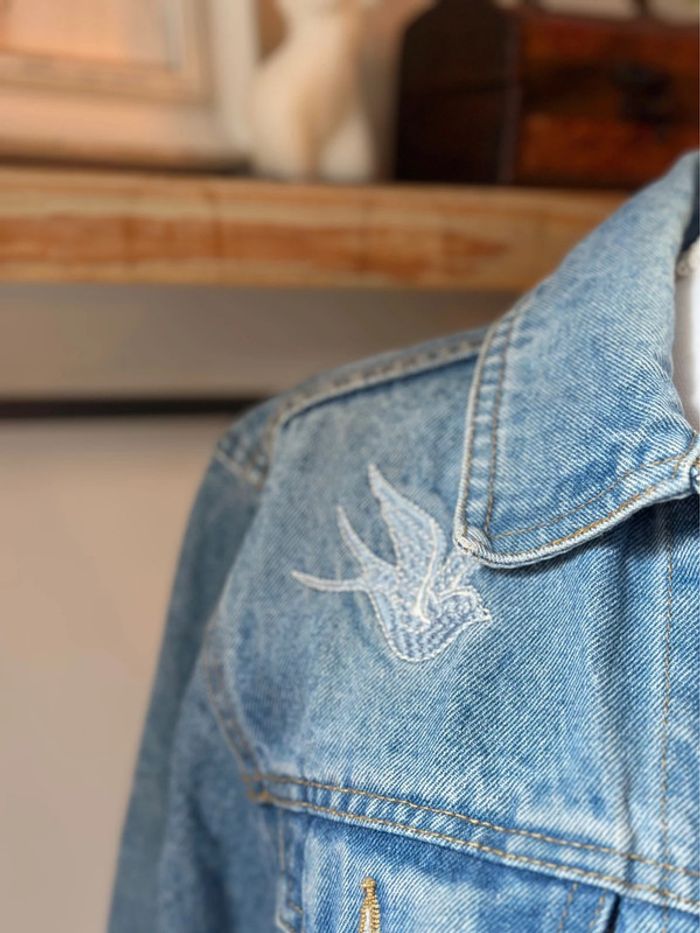 Veste en jean oversize brodée – fleurs & oiseau – taille S - photo numéro 5