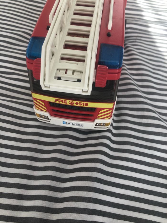 Grand camion de pompier rouge - photo numéro 3