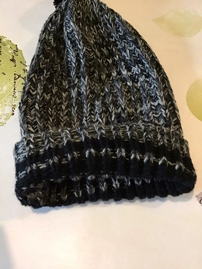 Bonnet retombant sur l’arrière taille 8/10 ans gris et noir - photo numéro 2