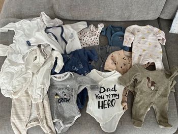 Lot de pyjamas et bodies 