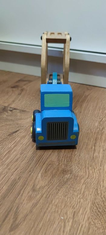 Camion avec voiture