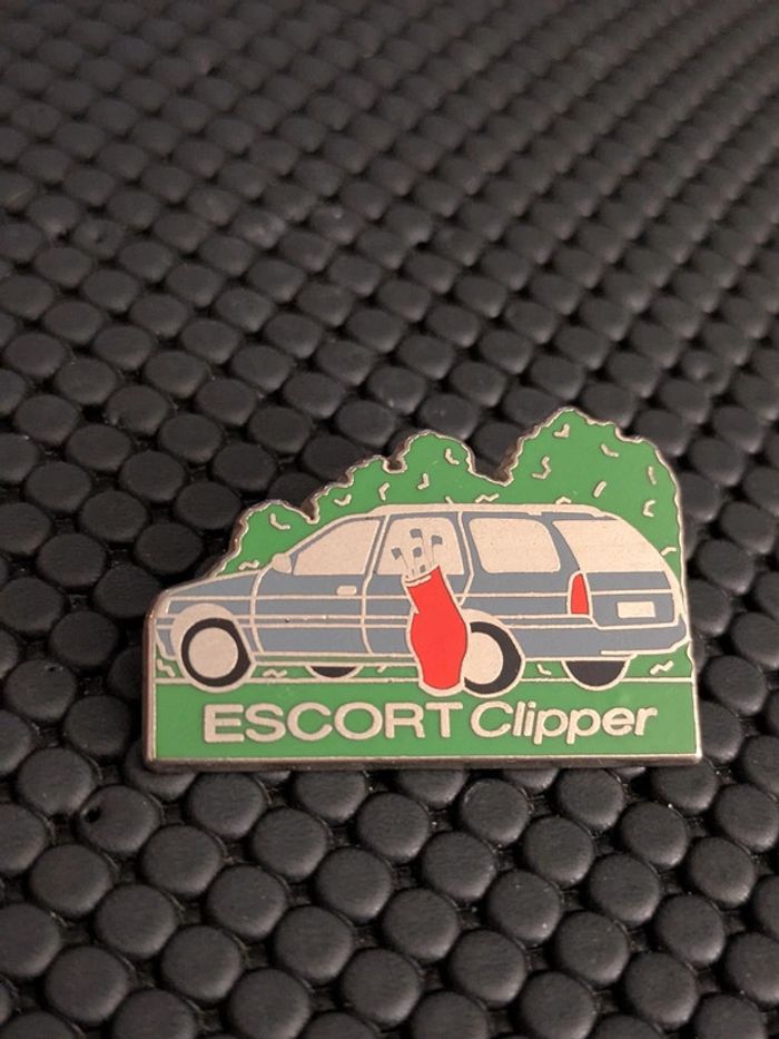 Pin's Ford Escort Clipper Golf