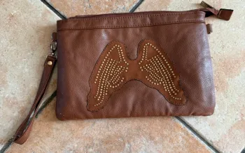 Pochette marron avec motif ailes d’ange