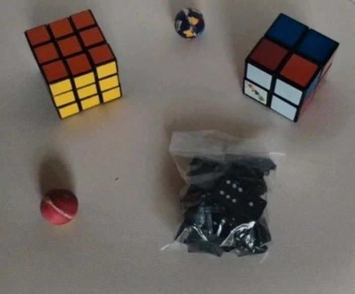 Lot 2 Rubicubes + balles rebondissantes + Domino