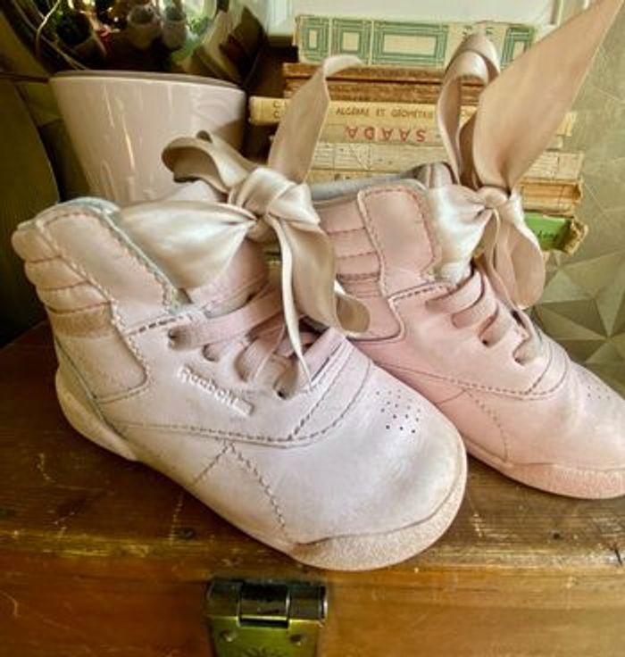 REEBOK rétro, rose pale , taille 22