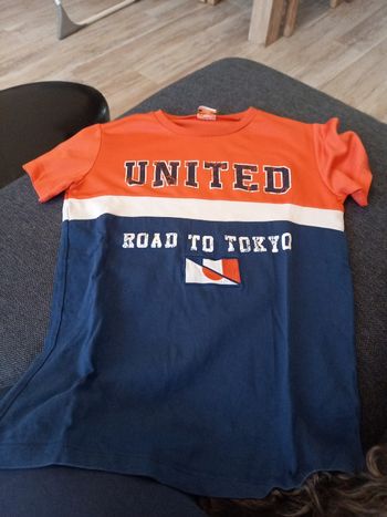 Tee-shirt manches courtes.