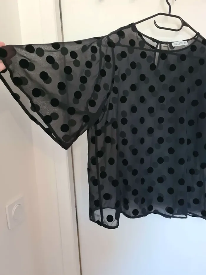 Haut transparent a pois noir taille 44 - photo numéro 4