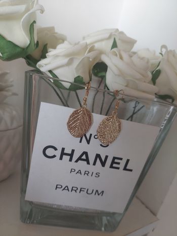Boucles d'oreilles pendantes feuilles coloris dorées TBE