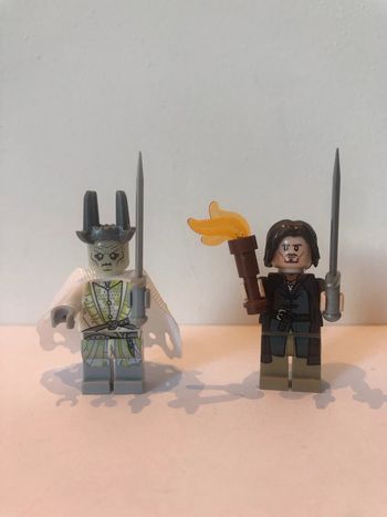 Figurine type lego Aragorn et le Roi fantôme des exilés. le seigneur des anneaux