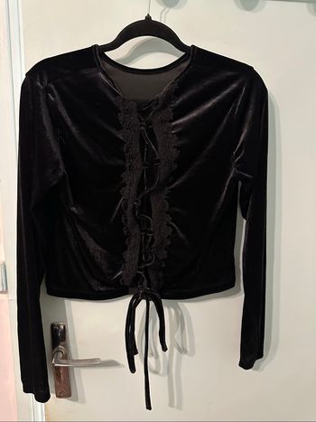 Haut velours noir manches longues laçage