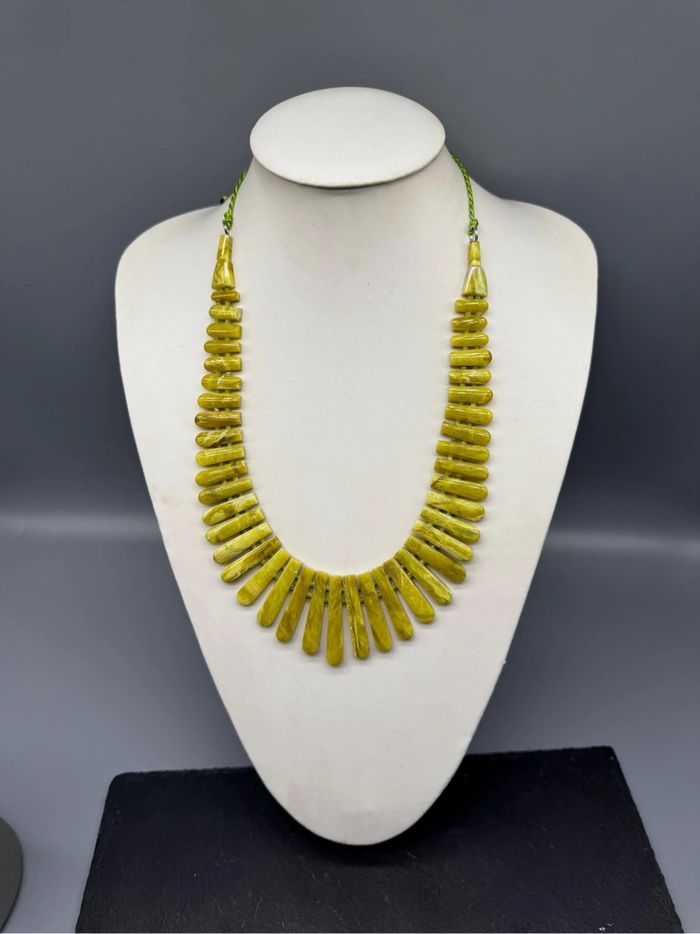 Collier vintage en pierre naturelle jade (shahmaqsood)