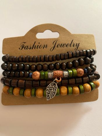 Lot 6 bracelets neufs en perles de bois