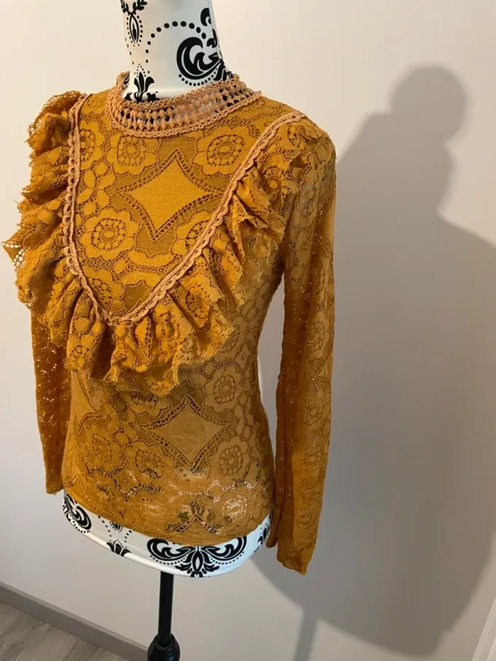 Blouse moutarde en dentelle et volant - Taille 36 - photo numéro 4