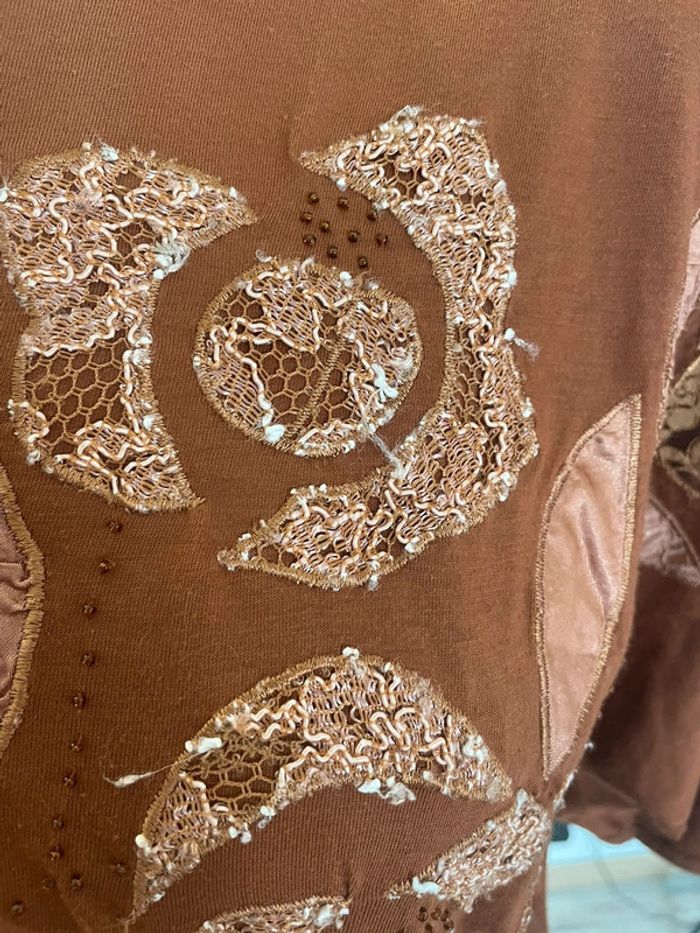 T-shirt femme marron – Manches 3/4 – Taille M – Broderies, strass & dentelle - photo numéro 3