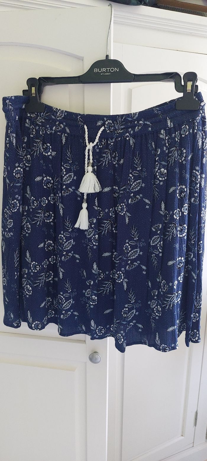 Jupe au genou bleu marine