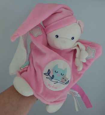 Doudou marionnette Ours bonnet rose - kaloo 