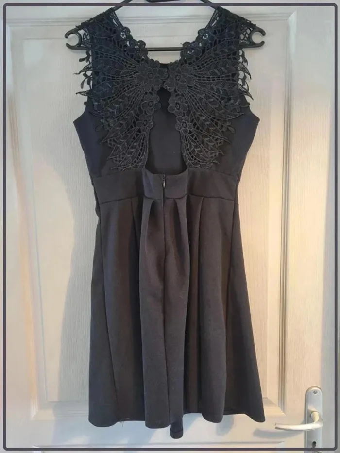 Robe noir avec dentelle - photo numéro 2