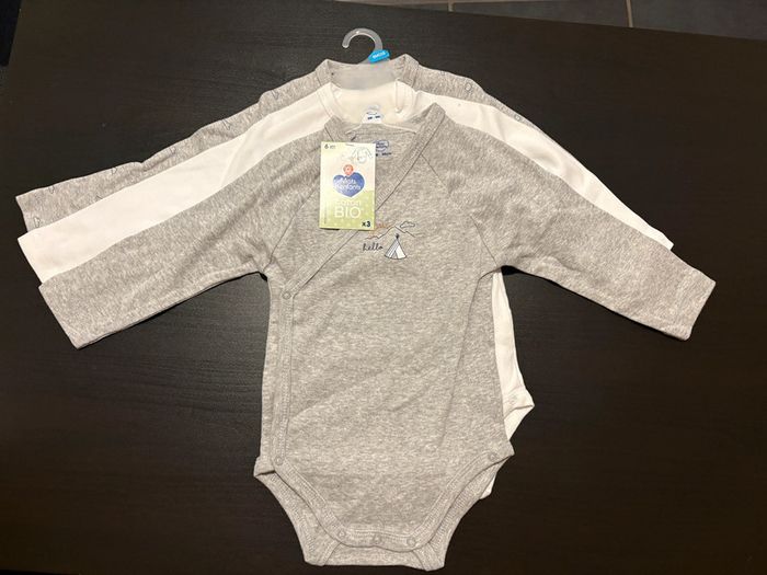 Lot de 3 bodies « hello » Manches longues Mots d’enfants Taille 6 mois.