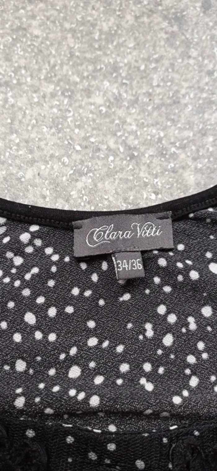 Blouse Clara Vitti 
Taille 34/36
Très bon état - photo numéro 2