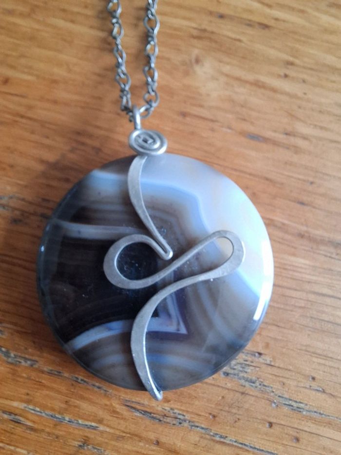 Pendentif pierre