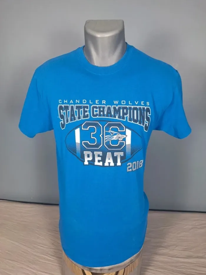 T-shirt Gildan Chandler Wolves 3-Peat 2018 – Bleu – Taille M (555)