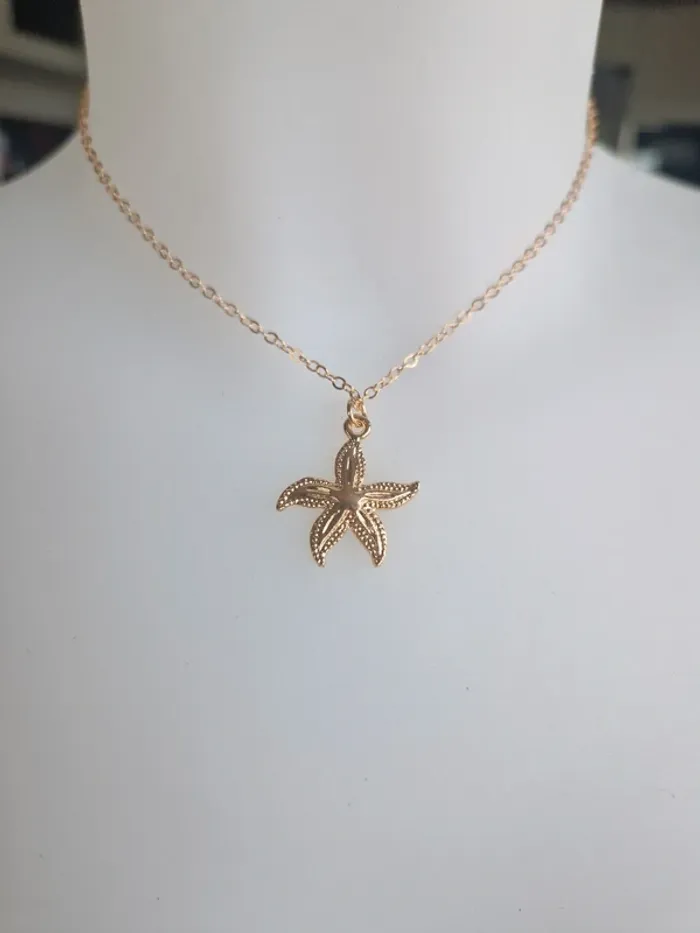 Collier fantaisie doré pendentif petite étoile de mer