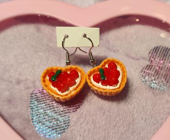 Mignonnes petites tartelettes aux fraises en cœur en résine en boucles d'oreilles