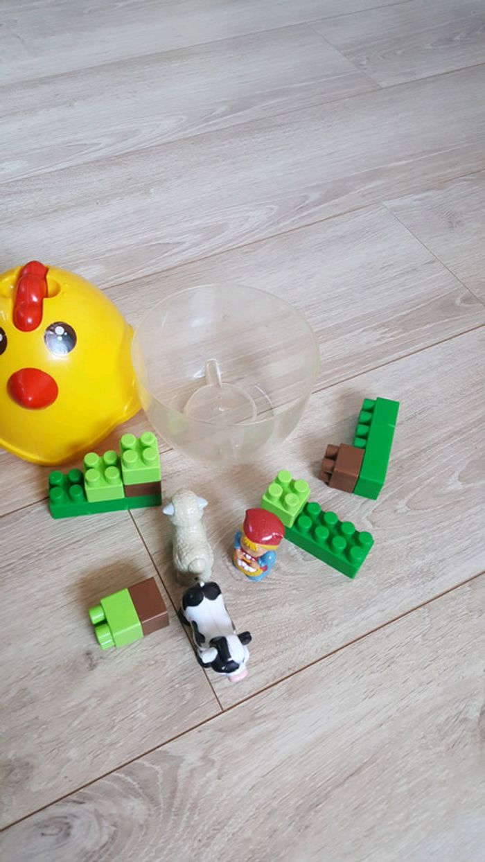 Poule avec lego et personnage