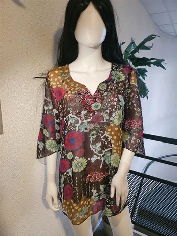 Blouse fleurie légèrement transparente avec strass et fils pailletés