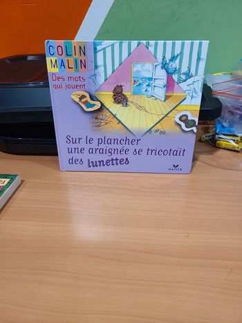 Sur le plancher une araigner se tricotage des lunettes