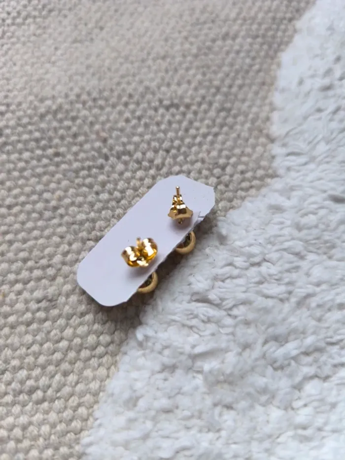 Boucles d’oreilles dorées – Forme boule 💛 - photo numéro 2