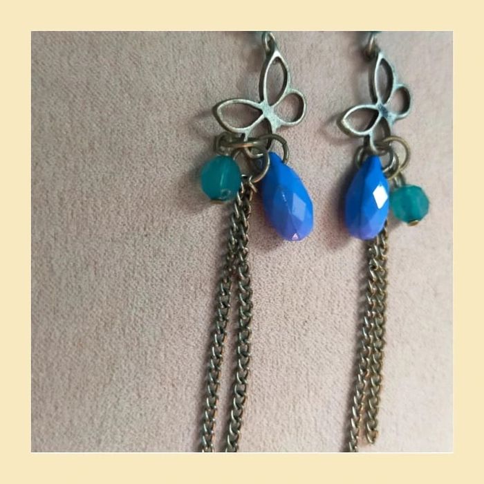 Boucles d’oreilles pendantes – motif papillon & pampilles colorées - photo numéro 6