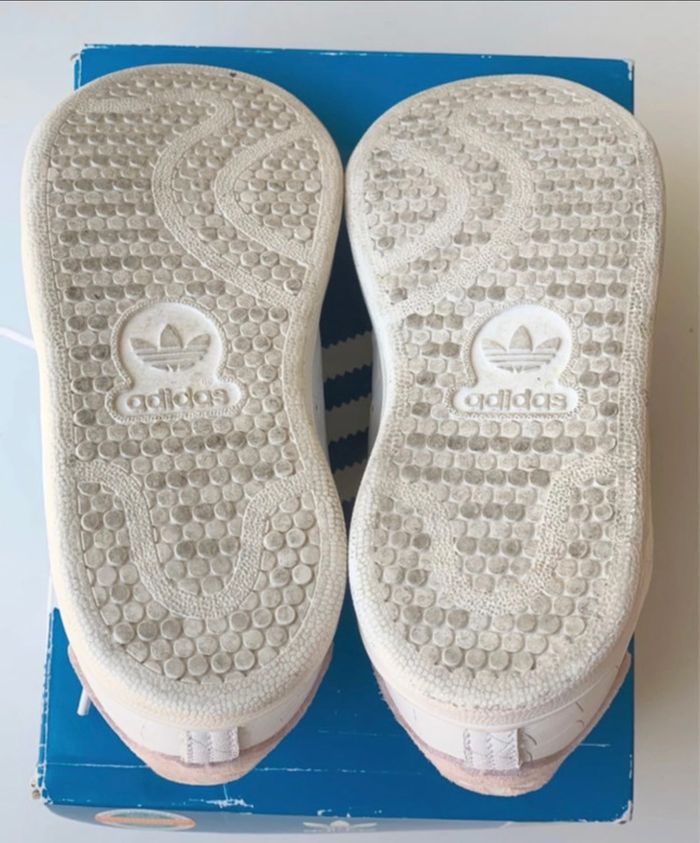 Stan smith adidas rose et reptile P 24 attention une éraflure au bout de la chaussure droite voir photo prix fixe - photo numéro 4