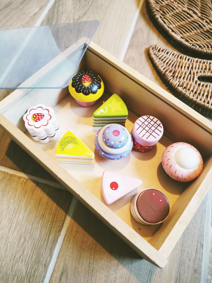 🍰Jeu d'imitation - Dinette en bois Coffret avec gâteaux/pâtisseries à marque Andreu Toys - photo numéro 4