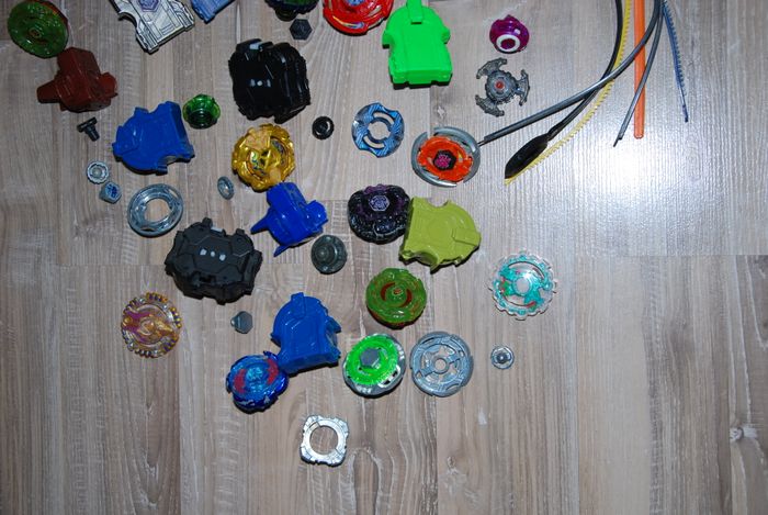 Lot Beyblade Burst + Lanceurs + Accessoires (Takara Tomy & Hasbro) - photo numéro 2