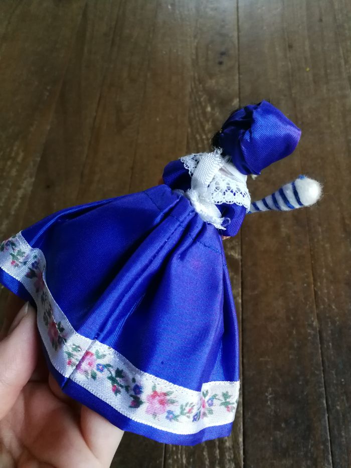 Mignonette poupée folklorique Landaise fileuse de laine - photo numéro 3