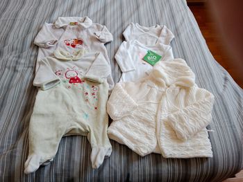 lot de vêtements taille 1 mois