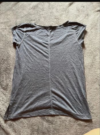 T-shirt bleu gris à la coupe classique, très confortable. Il comporte une inscription blanche « Insupportable » sur l'avant