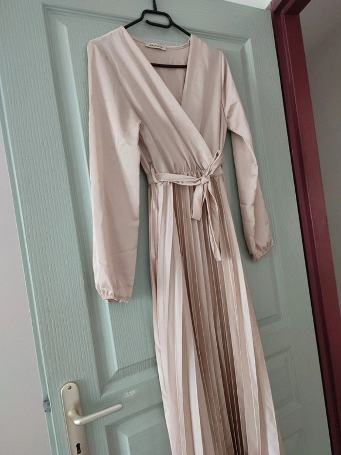 Robe longue satinée et plissée sans fente - photo numéro 3