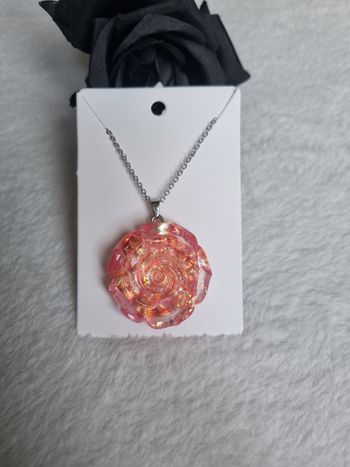 Collier pendentif fleurs en resine