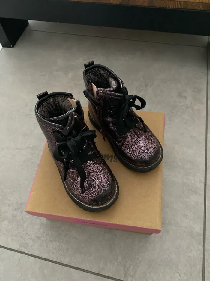 Bottines noires et violet