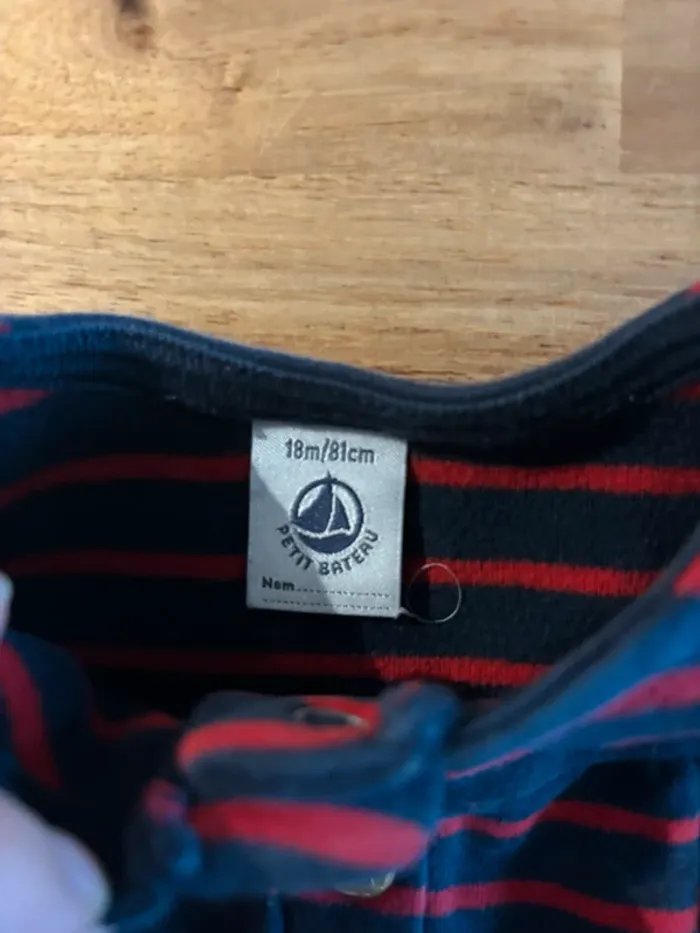 Veste bleue et rouge à pressions dorées - photo numéro 3