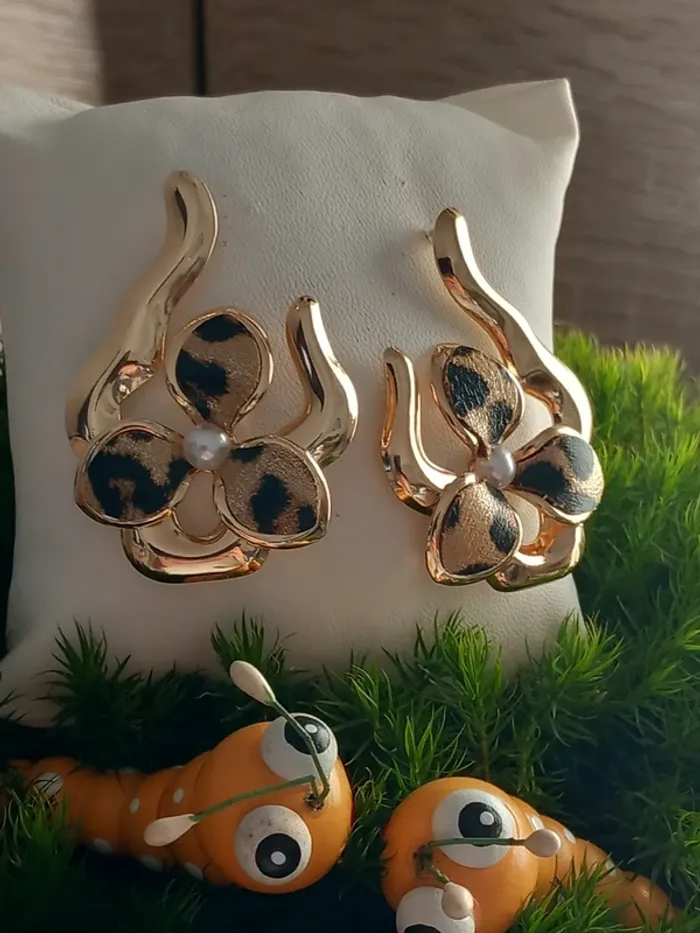 Boucles d'oreilles à pivot tendance neuves