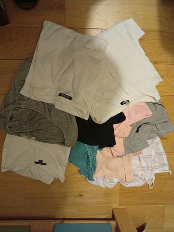 Lot de t-shirts et pulls 